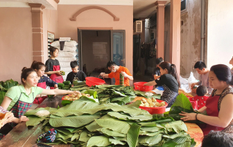 Làng bánh chưng chạy đua ngày cuối năm