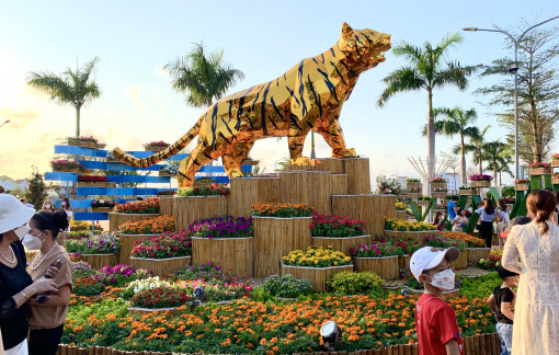 Tết Phú Yên: Người dân nườm nượp "check-in" linh vật hổ tại đường hoa xuân