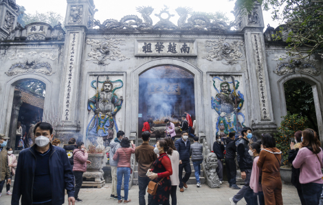 Hàng ngàn người đi lễ Đền Hùng ngày đầu năm