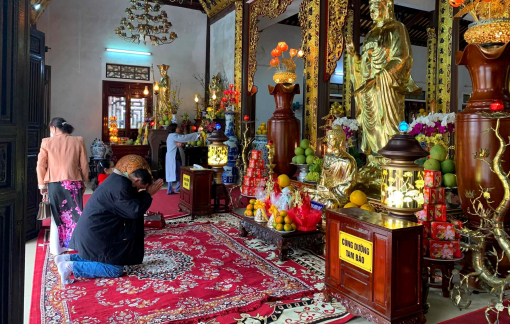 Người Huế đi chùa ngày đầu năm mới trong tĩnh lặng