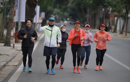 Sáng đầu năm, đường phố Hà Nội vắng vẻ, người dân thoải mái chạy bộ giữa đường