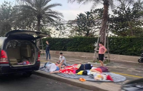 Vũng Tàu: Du khách trải bạt ngoài lề đường để ngủ vì khách sạn hết phòng