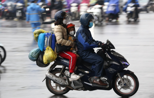 Người dân căng tay lái đội mưa lạnh và nắng gắt quay trở lại Hà Nội, TPHCM
