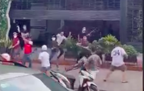 Clip 2 nhóm thanh niên cầm hung khí hỗn chiến giữa đường phố Sài Gòn