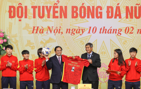 Thủ tướng Phạm Minh Chính nhận món quà ý nghĩa từ “Đội bóng Kim cương”