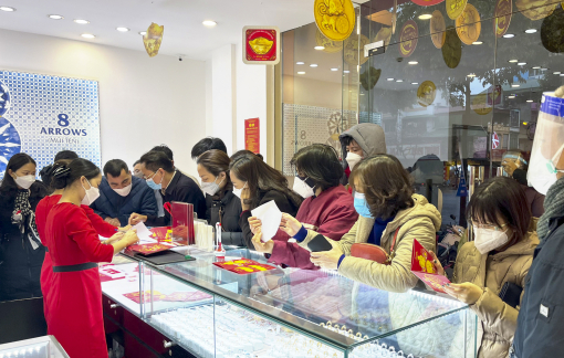 Cảnh mua bán vàng ngày vía Thần Tài trái ngược giữa Hà Nội và TPHCM