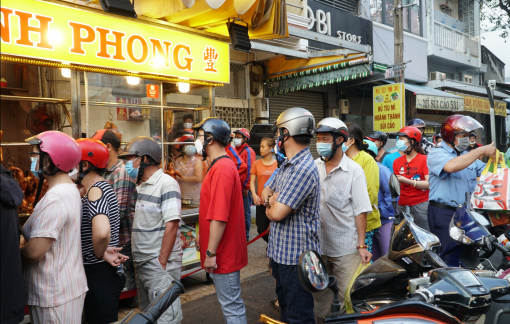 Người dân xếp hàng mua heo, vịt quay cúng vía Thần Tài