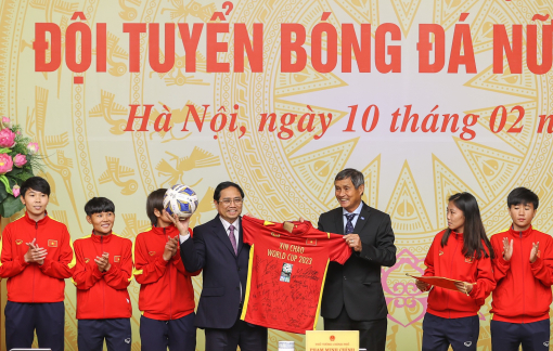 Thủ tướng Phạm Minh Chính nhận món quà ý nghĩa từ “Đội bóng Kim cương”