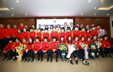 Đội tuyển bóng đá nữ nhận “mưa phần thưởng” sau khi về Việt Nam