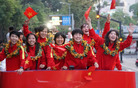 Tuyển nữ Việt Nam hò reo chào người dân TPHCM trong niềm vui dự World Cup