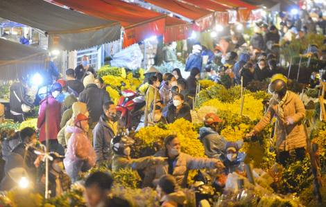 Chợ hoa đêm lớn nhất Hà Nội ngày Valentine: Hoa “tình yêu” ế ẩm, “hoa cúng” lên ngôi