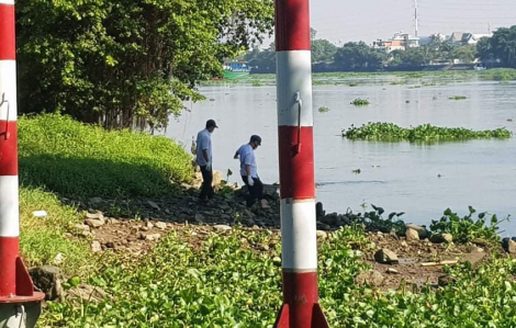 Tìm thấy ba lô, giấy tờ, tiền của nam sinh mất tích rồi tử vong trên sông Sài Gòn