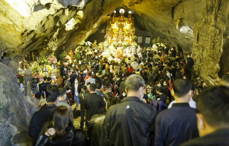 Ngày đầu mở cửa, chùa Hương chật kín khách