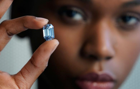Viên kim cương xanh cực hiếm ước tính được bán với giá 48 triệu USD