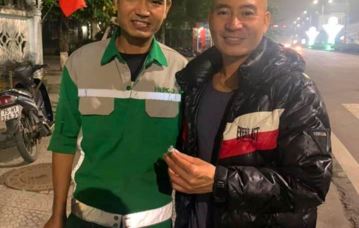 Nam công nhân quét rác trả lại nhẫn kim cương cho người đánh rơi