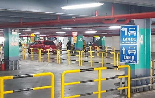 Xe công nghệ có làn riêng đón khách ở tầng trệt nhà giữ xe Tân Sơn Nhất