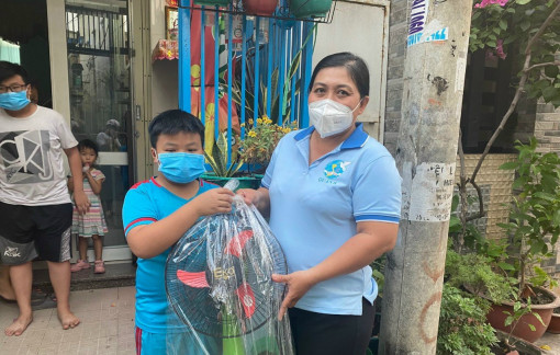 Tặng quạt máy cho người già, trẻ mồ côi và học sinh nghèo