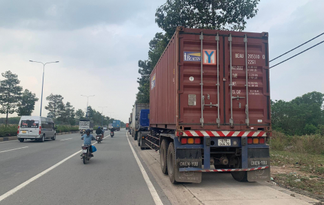 Bình Dương: Nhiều container biến vỉa hè đường Mỹ Phước - Tân Vạn thành nơi đậu xe