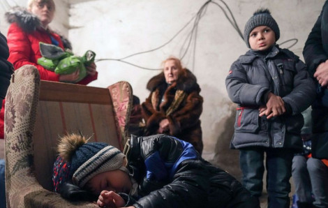 Phụ nữ và trẻ em Ukraine vật vã tìm nơi trú ẩn