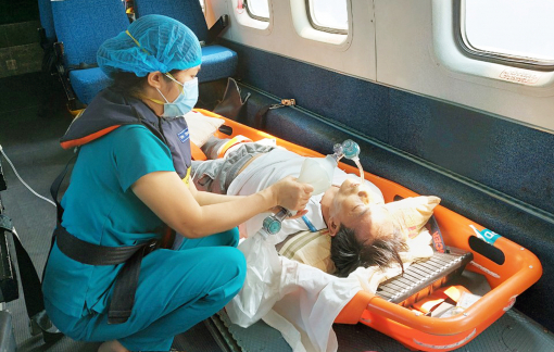 Những bác sĩ cứu người trên biển