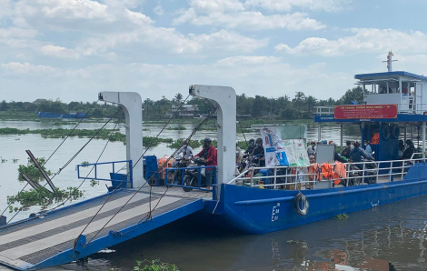 Đò ngang qua sông Sài Gòn, áo phao chủ yếu để trang trí