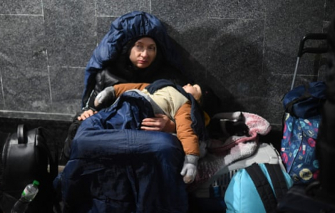Những đứa trẻ sơ sinh dưới hầm trú ẩn Ukraine