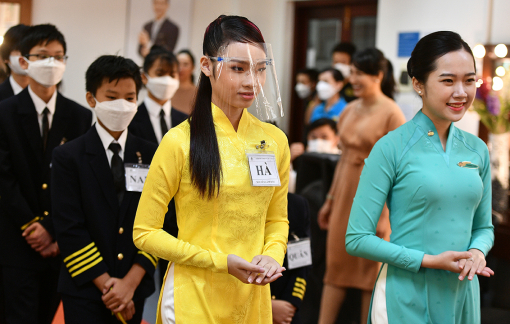 Theo chân các em nhỏ khám phá "bí mật" ngành hàng không