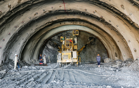 Dùng mìn phá đá làm hầm xuyên núi Mồng Gà trên cao tốc Bắc Nam