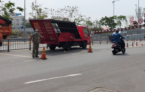 Hầm chui cầu Phạm Văn Chí lại bị phong tỏa do xe tải tông sập thanh giới hạn chiều cao