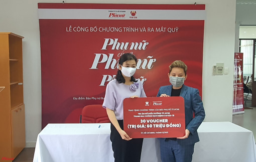 Trao 30 phần quà cho nữ điều dưỡng tuyến đầu chống dịch