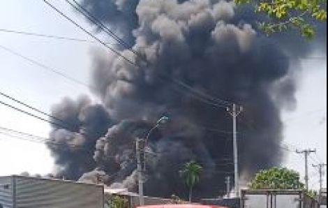 Cháy lớn tại xưởng nhựa ở TPHCM, khói đen bốc lên nghi ngút