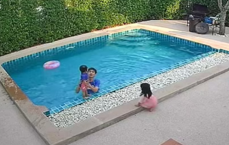 Khoảnh khắc nghẹt thở trẻ mới biết đi rơi xuống hồ bơi và cách xử lý của chị gái 3 tuổi