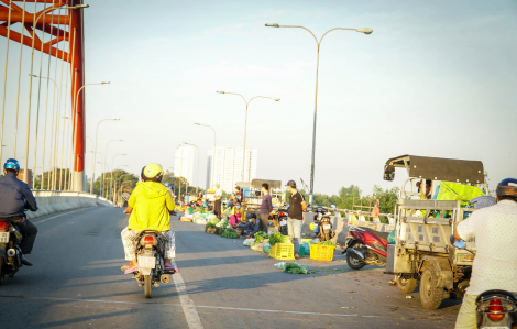 Họp chợ giữa lòng đường: Bị bắt chỗ này, bày bán chỗ khác