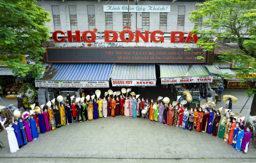 Áo dài "nhuộm sắc" chợ Đông Ba dịp 8/3