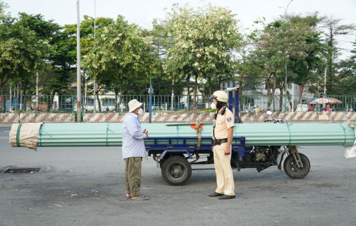 Không bằng lái, chở hàng cồng kềnh vẫn vô tư phóng trên đường