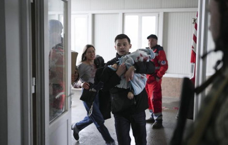 Khung cảnh tuyệt vọng bên trong các trung tâm y tế ở Ukraine