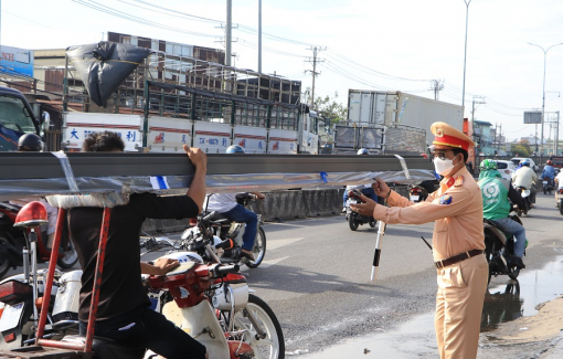 1 tay lái xe máy, 1 tay vác cuộn sắt dài 6,8 mét, nam thanh niên bị phạt gần 3 triệu đồng