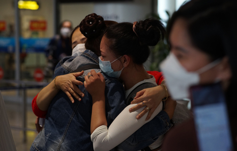 Nhiều công dân Việt Nam về từ Ukraine bật khóc trong vòng tay người thân