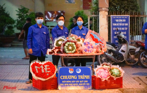 Bán hoa sáp gây quỹ tặng người khó khăn, yếu thế
