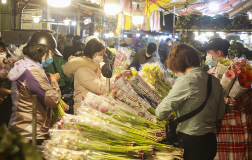 Chợ hoa lớn nhất Hà Nội tấp nập dịp 8/3