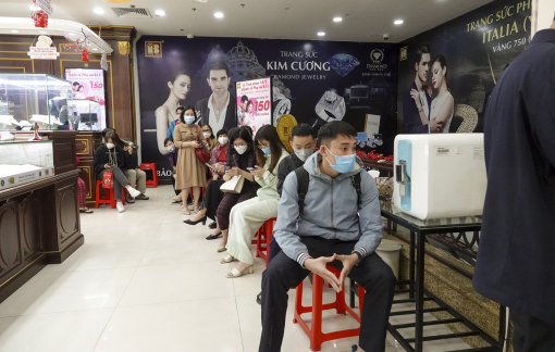 Ngày 8/3, người dân Hà Nội đổ xô đi bán vàng