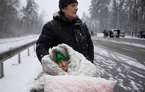 Clip: Phụ nữ và trẻ em Ukraine di tản trong thời tiết khắc nghiệt