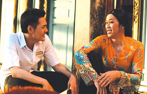 NSƯT Hoài Linh chỉ dạy Võ Đăng Khoa diễn xuất