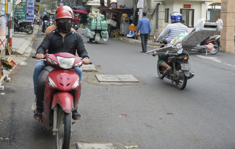 Hà Nội: Con đường dài chưa đầy 1km với hàng trăm hố ga, nắp cống giăng “bẫy” người đi đường