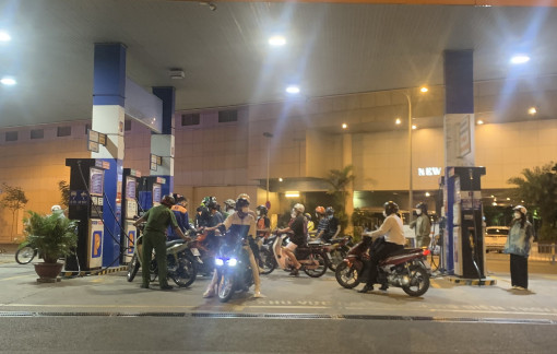 TPHCM: 23g khuya, đông nghịt khách xếp hàng chờ đổ xăng