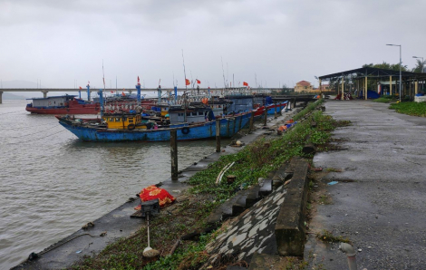 Thừa Thiên - Huế: Dân phản đối kịch liệt việc đổ chất thải triệt đường nuôi tôm cá