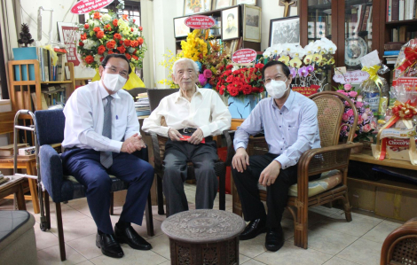 Lãnh đạo TPHCM thăm, mừng thọ nhà nghiên cứu Nguyễn Đình Đầu