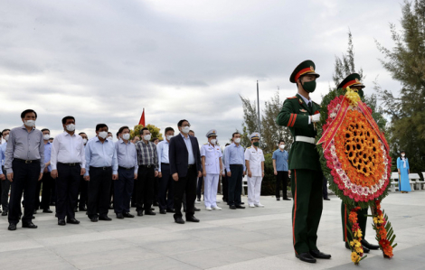 Thủ tướng dâng hương tưởng niệm chiến sĩ Gạc Ma