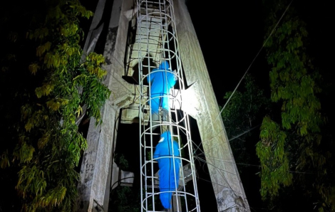 Đắk Lắk: Giải cứu thành công thai phụ rơi từ đỉnh tháp nước 25m xuống dây cáp