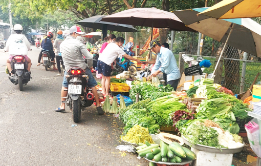 Người lao động chới với trong “cơn bão” giá xăng